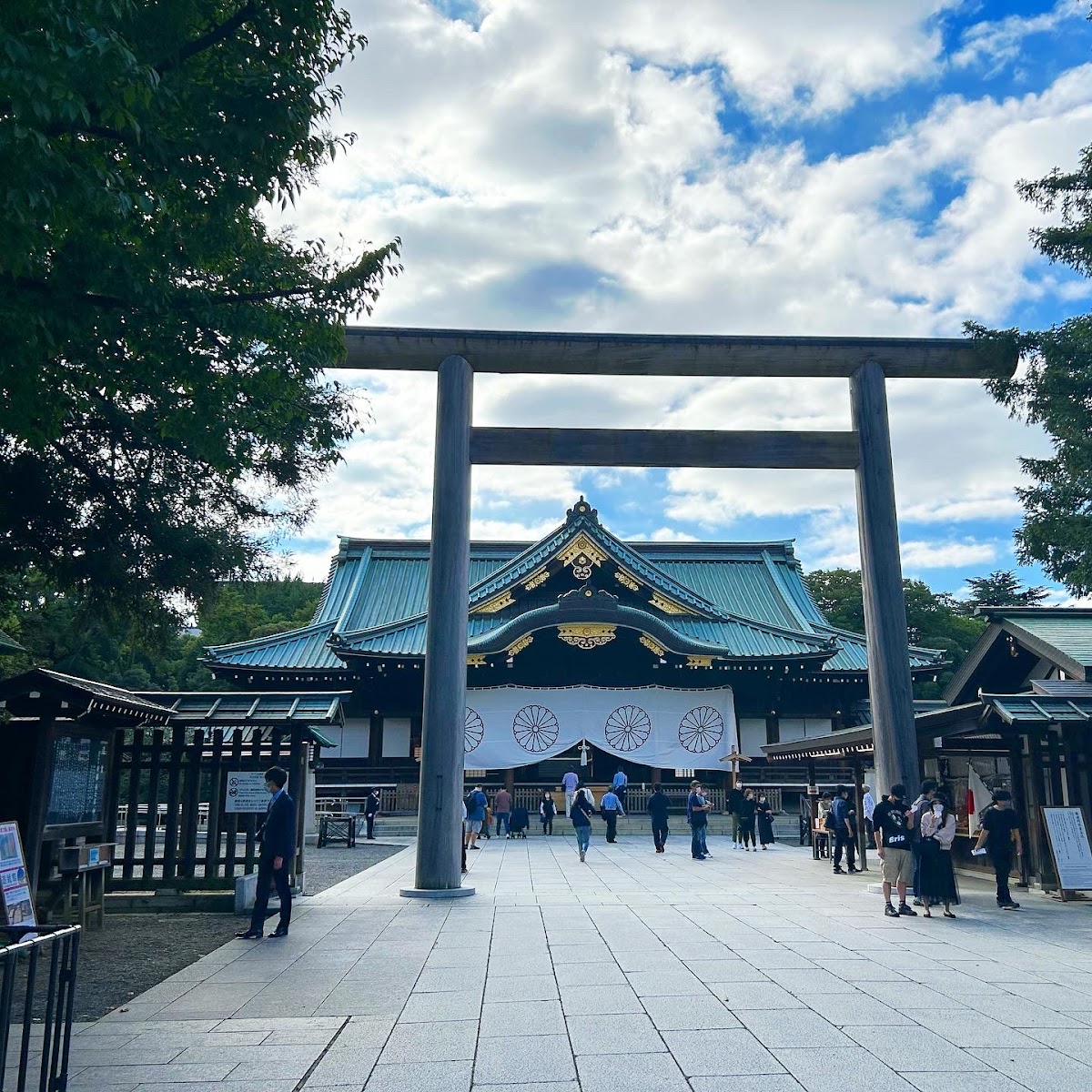 靖国神社 (Yasukuni-jinja Shrine)