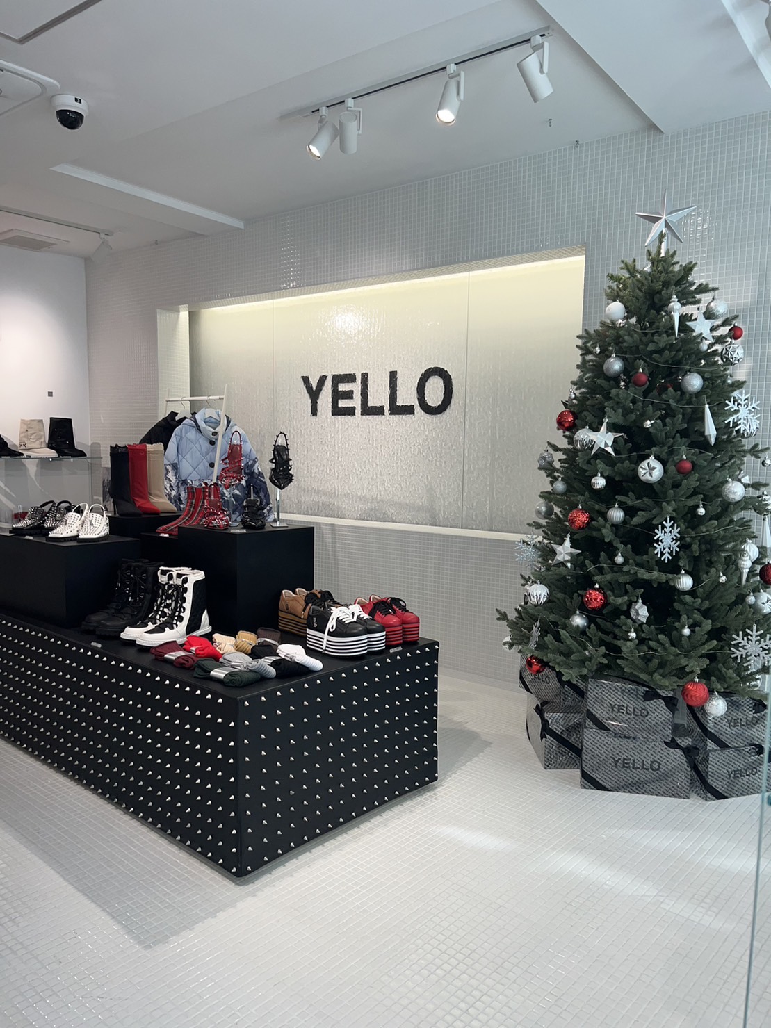 YELLO FITTING SALON — 2