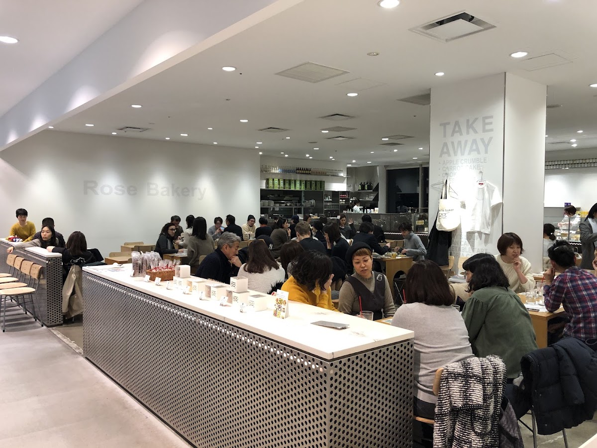 Dover Street Market Ginza (ドーバー ストリート マーケット ギンザ) — 2